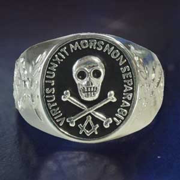 Schwerer Ring mit "Totenkopf", Silber